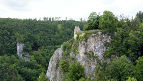 Aéreo-De-Un-Paisaje-Asombroso-Con-La-Pared-De-La-Ruina-Del-Castillo-En-La-Cima-De-La-Montaña