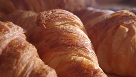 primer plano de croissants recién horneados