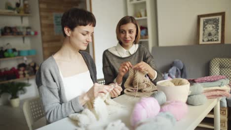 Zwei-Strickerinnen-Arbeiten-In-Der-Textilwerkstatt-Zusammen.-Frau-Freizeit-Stricken