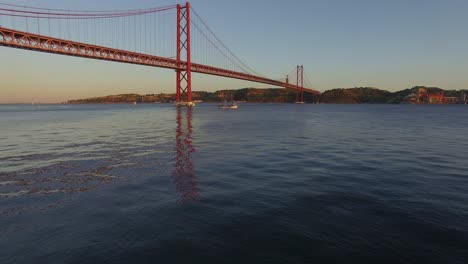 antena: puente 25 de abril en lisboa