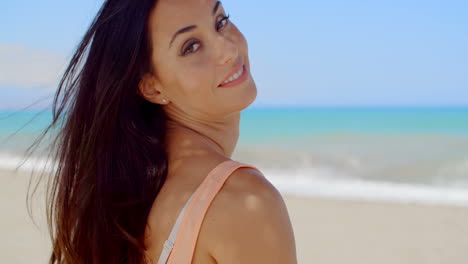 Mujer-Bonita-En-La-Playa-Sonriendo-A-La-Cámara