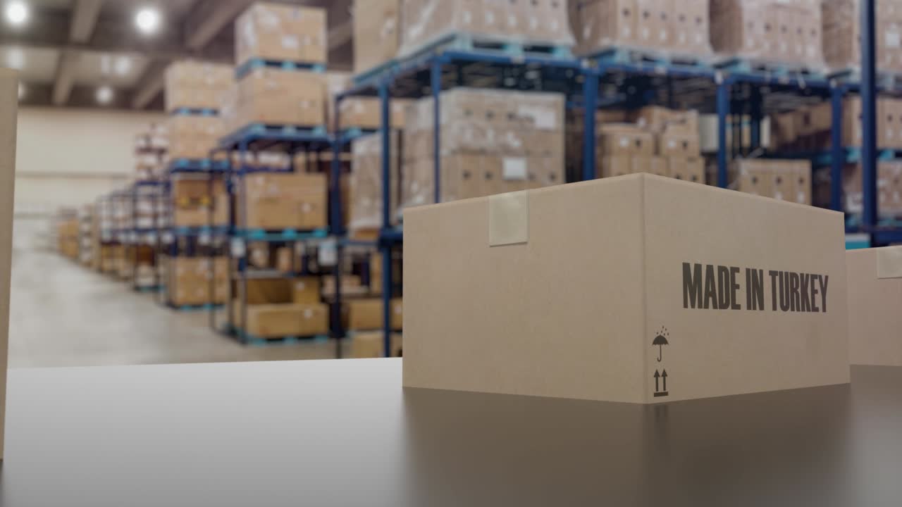 cajas con texto hecho en pavo en el transportador. mercancías turcas relacionadas animación 3d loopable