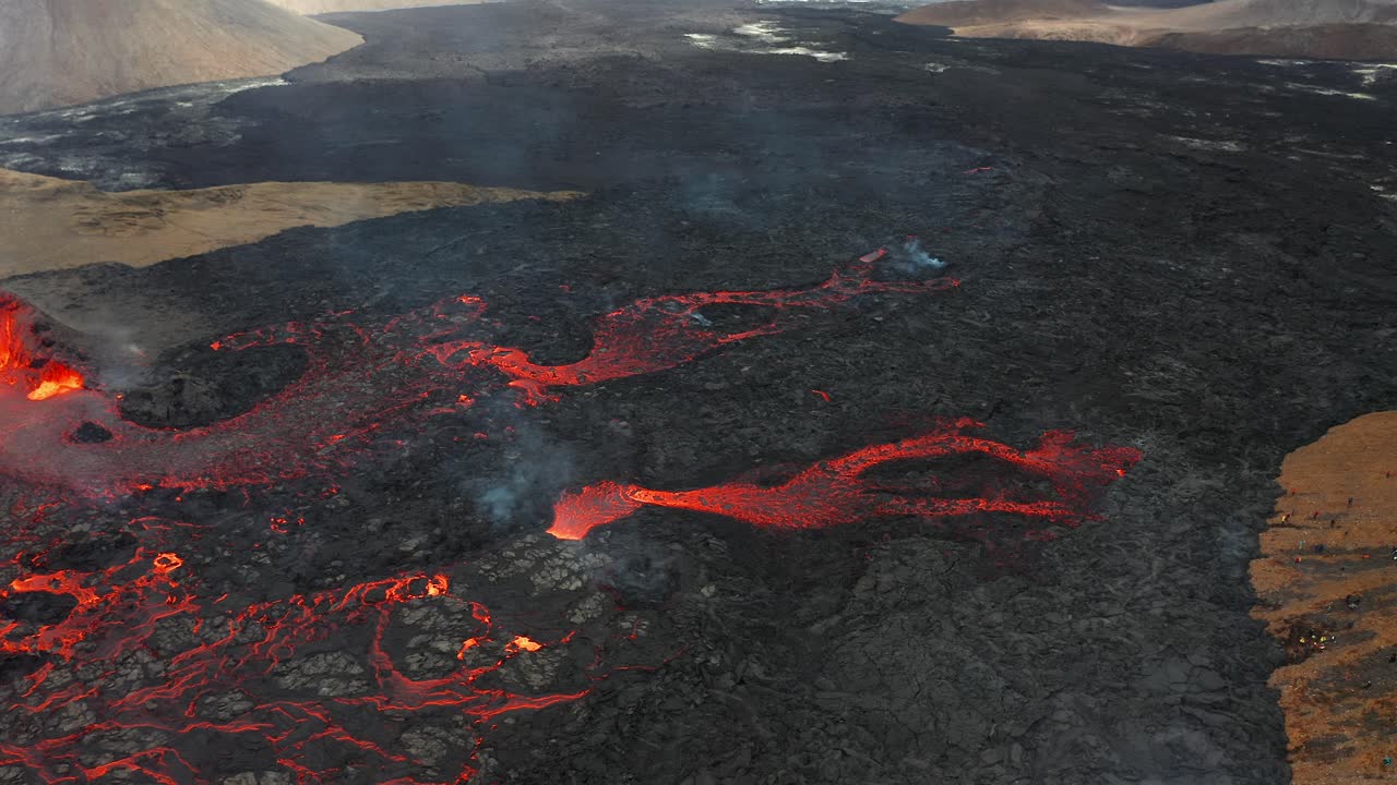 volcán activo en erupción de lava y magma en islandia