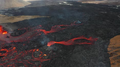 Volcán-Activo-En-Erupción-De-Lava-Y-Magma-En-Islandia