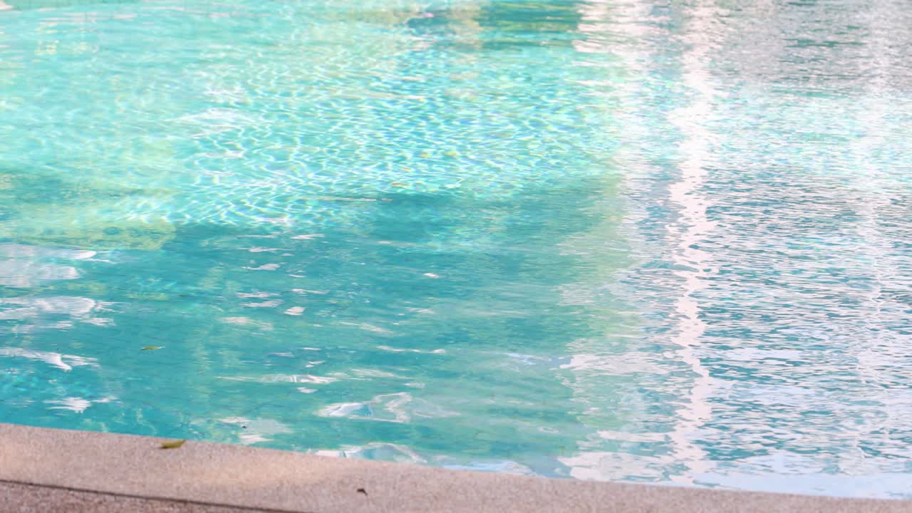 静かな水面 ゆっくりと動く