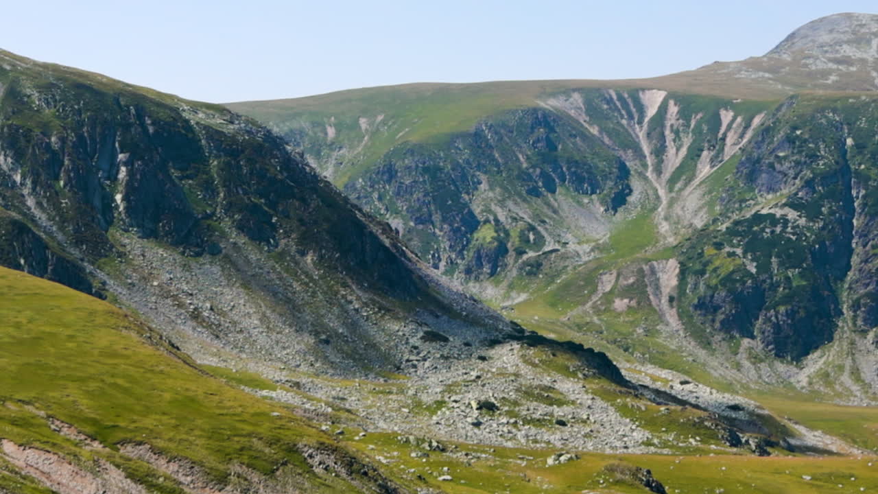 Bred naturskjønn inntoning på Transalpina-fjellsiden under en klar sommermiddag