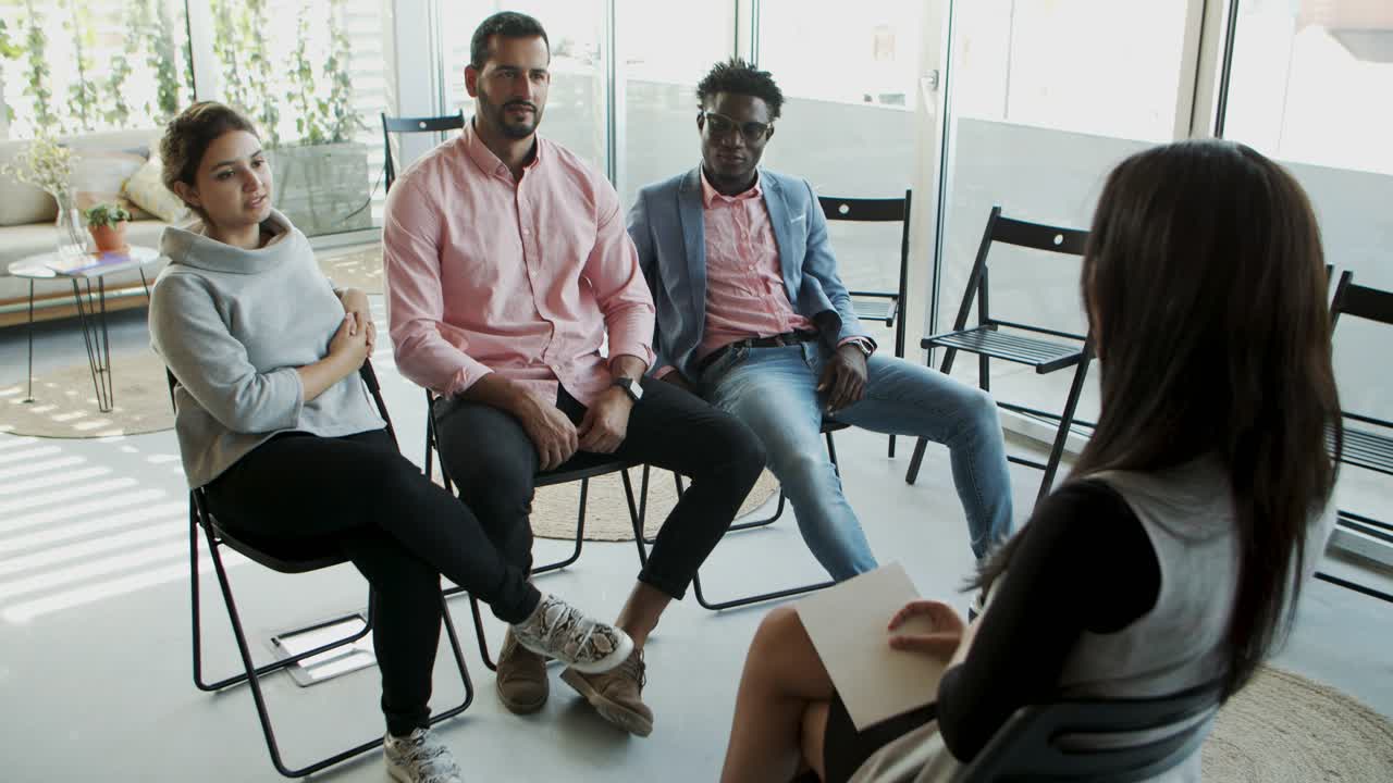 empleados serios durante la reunión matutina