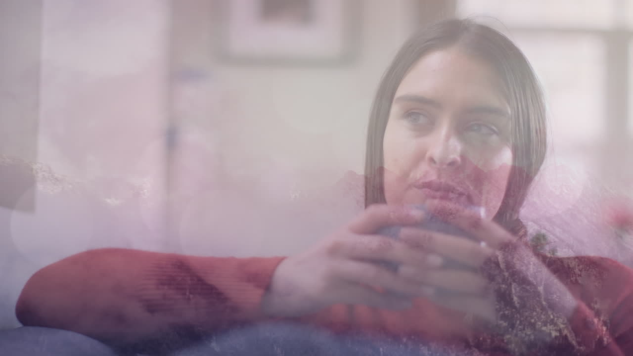 animación de paisaje de invierno sobre mujer caucásica bebiendo café