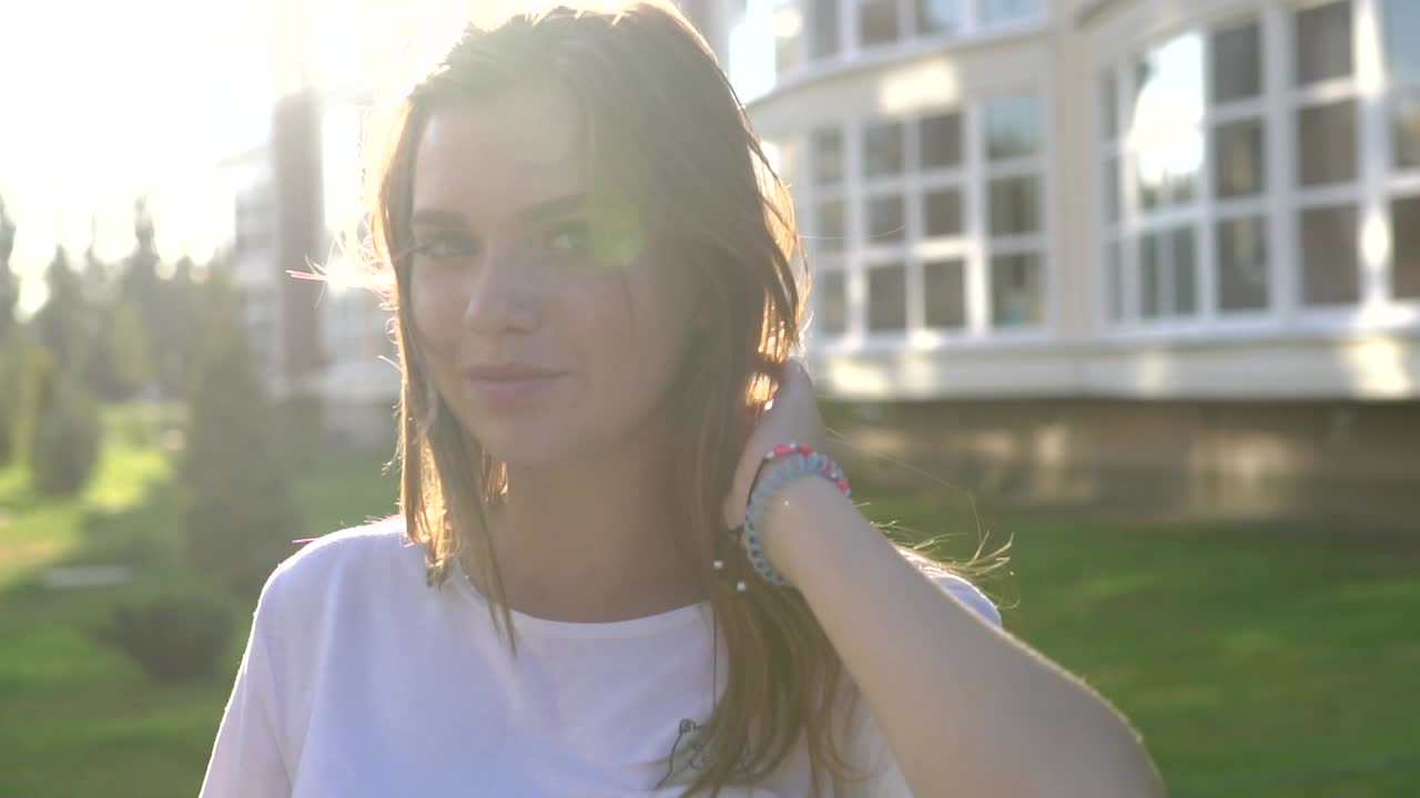 mujer al aire libre en un día soleado