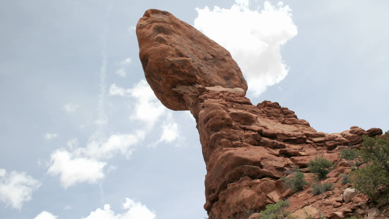 tiro de lapso de tiempo de roca equilibrada en el parque nacional de los arcos