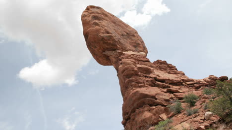 Tiro-De-Lapso-De-Tiempo-De-Roca-Equilibrada-En-El-Parque-Nacional-De-Arches