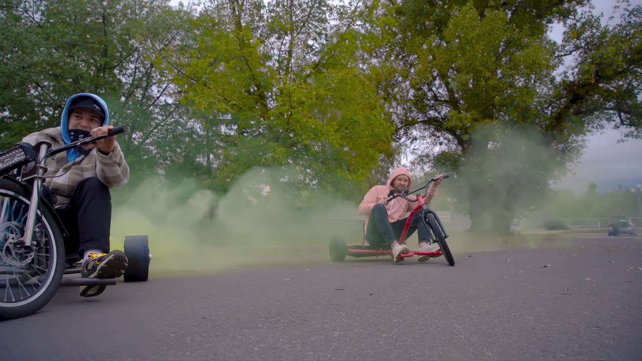 공중에서 다채로운 연기 효과와 함께 흥미진진한 드리프트 레이싱의 스릴을 경험하십시오.