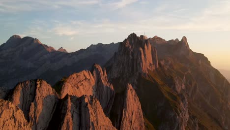 位於瑞士阿<unk>茲爾的沙夫勒山脊 (schafler ridge),在夏天的日落時