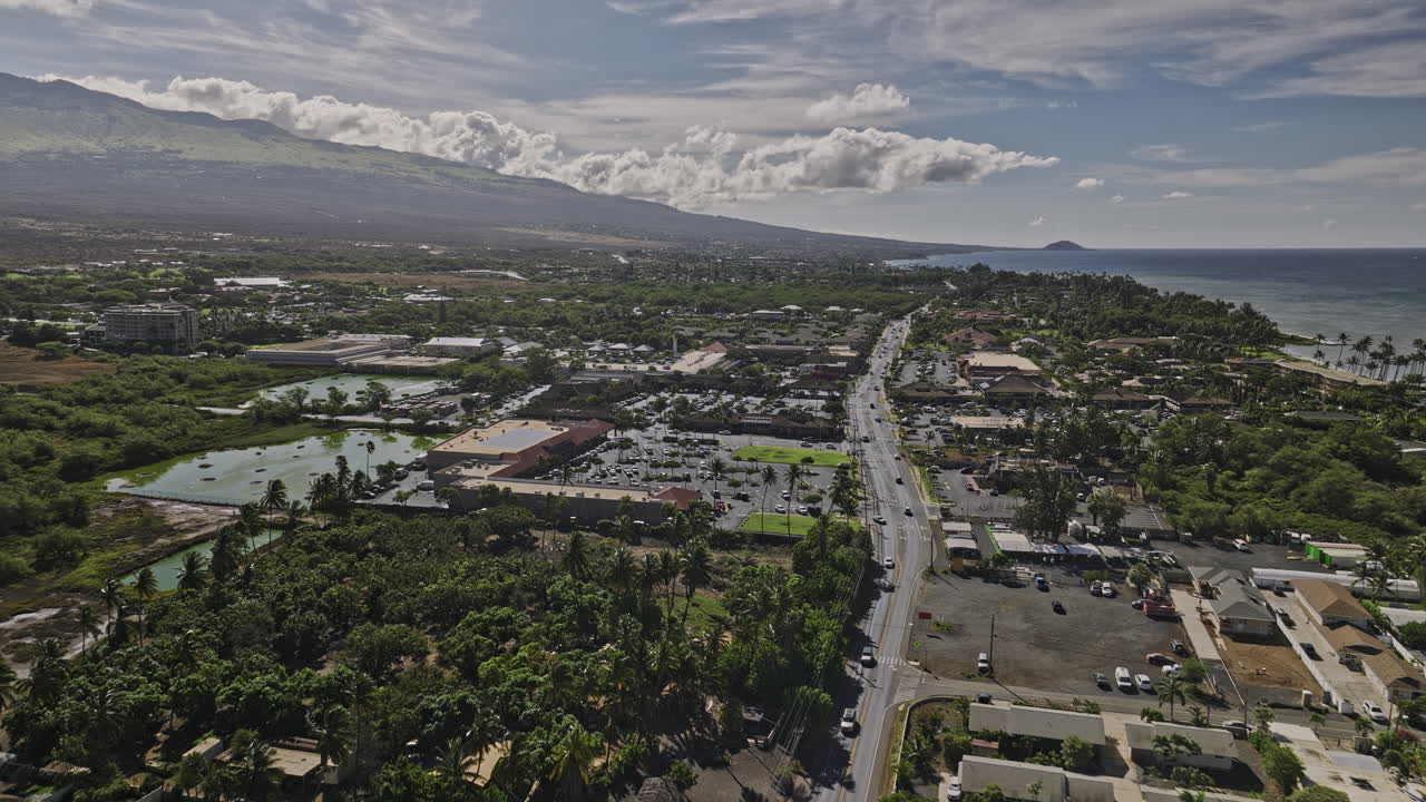 Sorvolo aereo con drone v5 di Kihei Maui Hawaii sul centro città che riprende attività commerciali della comunità locale, il sito di ripristino della zona umida di Laie e vedute del paesaggio oceanico in estate - Ripreso con Mavic 3 Cine - Dicembre 2022