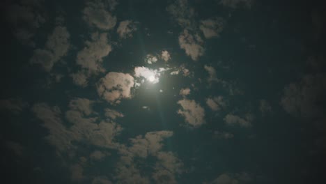 nubes moviéndose rápido y cambiando de forma con luna llena en el cielo nocturno