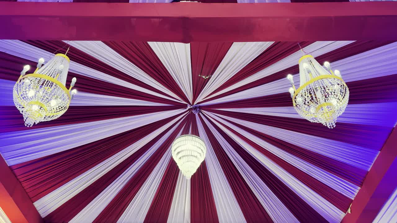 intrincadas decoraciones artísticas con diseños mitológicos e ídolos sagrados