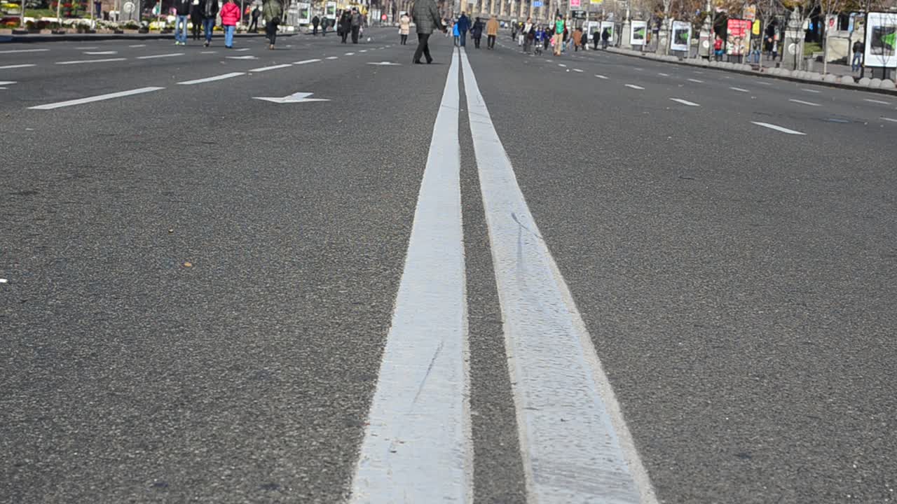 Wegmarkering op asfalt. Opnamen in de stad
