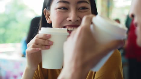 Handheld-Ansicht-Eines-Vietnamesischen-Paares,-Das-Im-Café-Kaffee-Trinkt