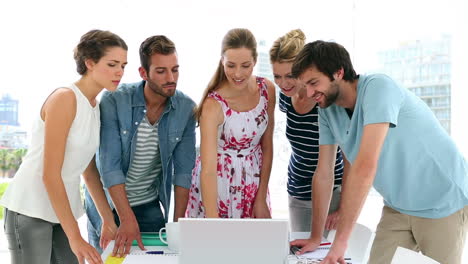 equipo de diseñadores teniendo una reunión