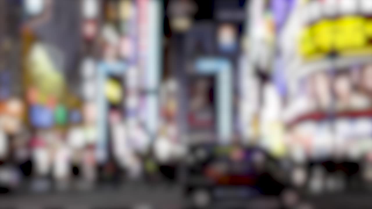 una vista dinámica y borrosa de la vibrante vida nocturna de tokio con vehículos en movimiento y luces brillantes de la ciudad