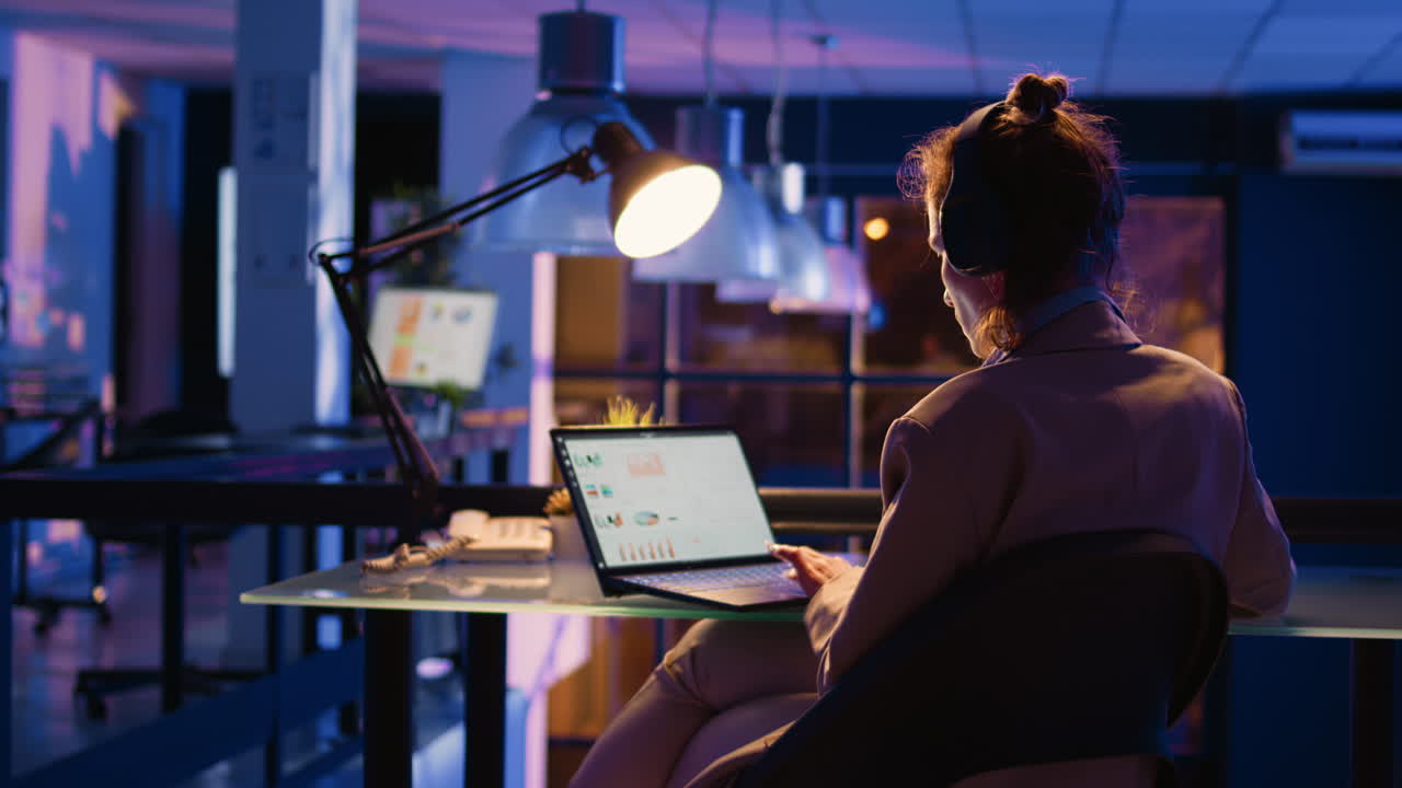 사무실에서 늦게 일하는 여자