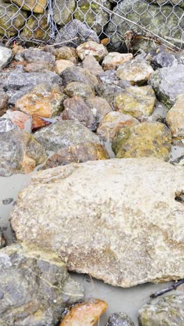 las olas se arrastran suavemente sobre la costa rocosa