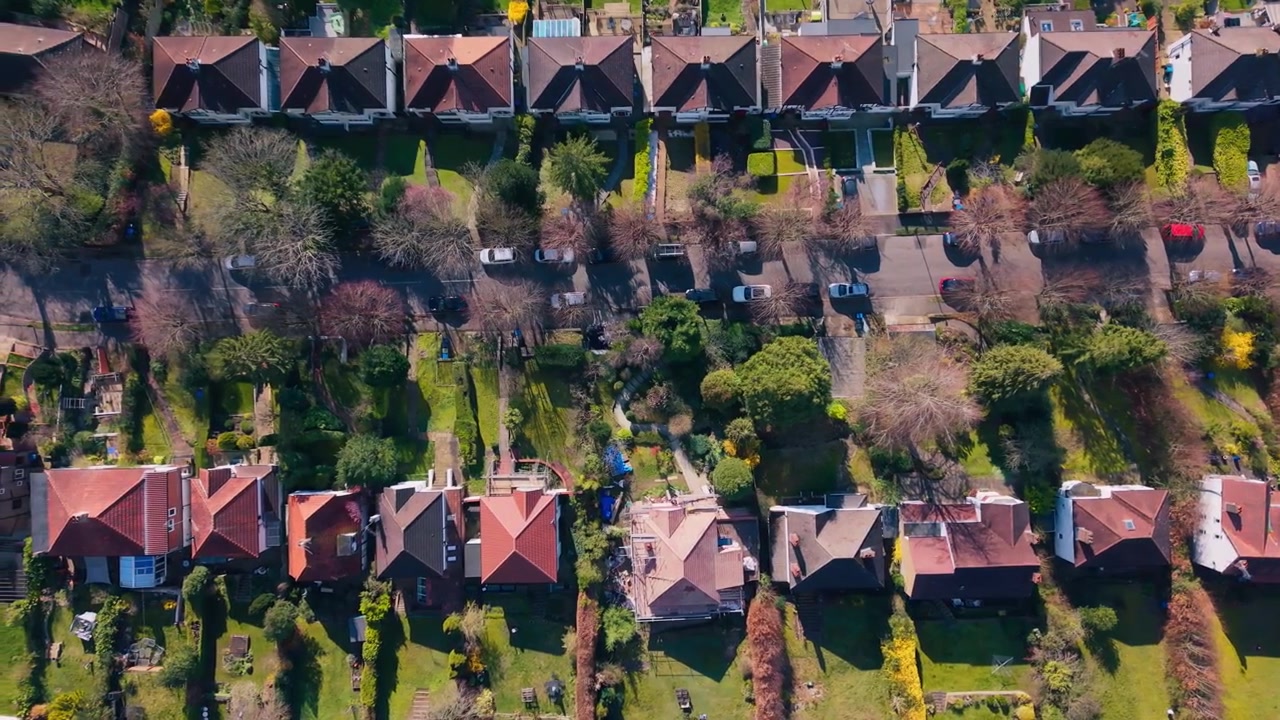 Proprietà suburbane, giardini residenziali, parcheggio veicoli su strada, case a schiera, Croyden, Inghilterra, panoramica aerea cinematografica