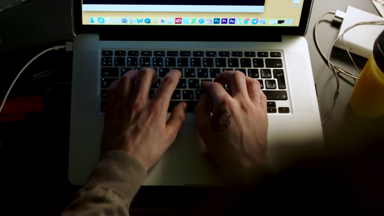 Persona escribiendo en la computadora portátil