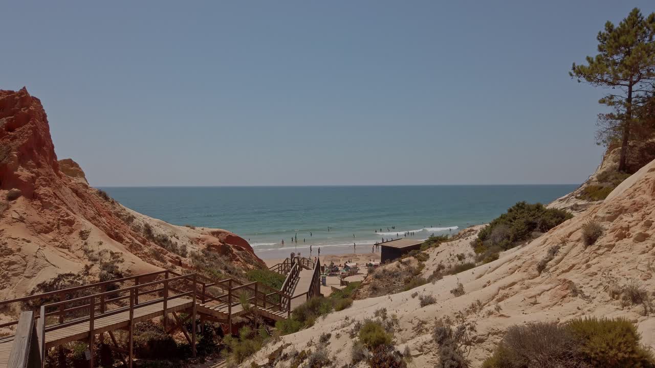 포르투갈 알가르베 에 있는 팔레시아 해변 의 해변 으로 가는 나무 계단