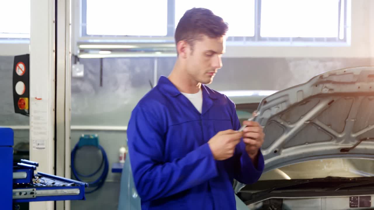 mecánico de mantenimiento de un automóvil