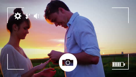 tomando fotos de una pareja con una cámara digital