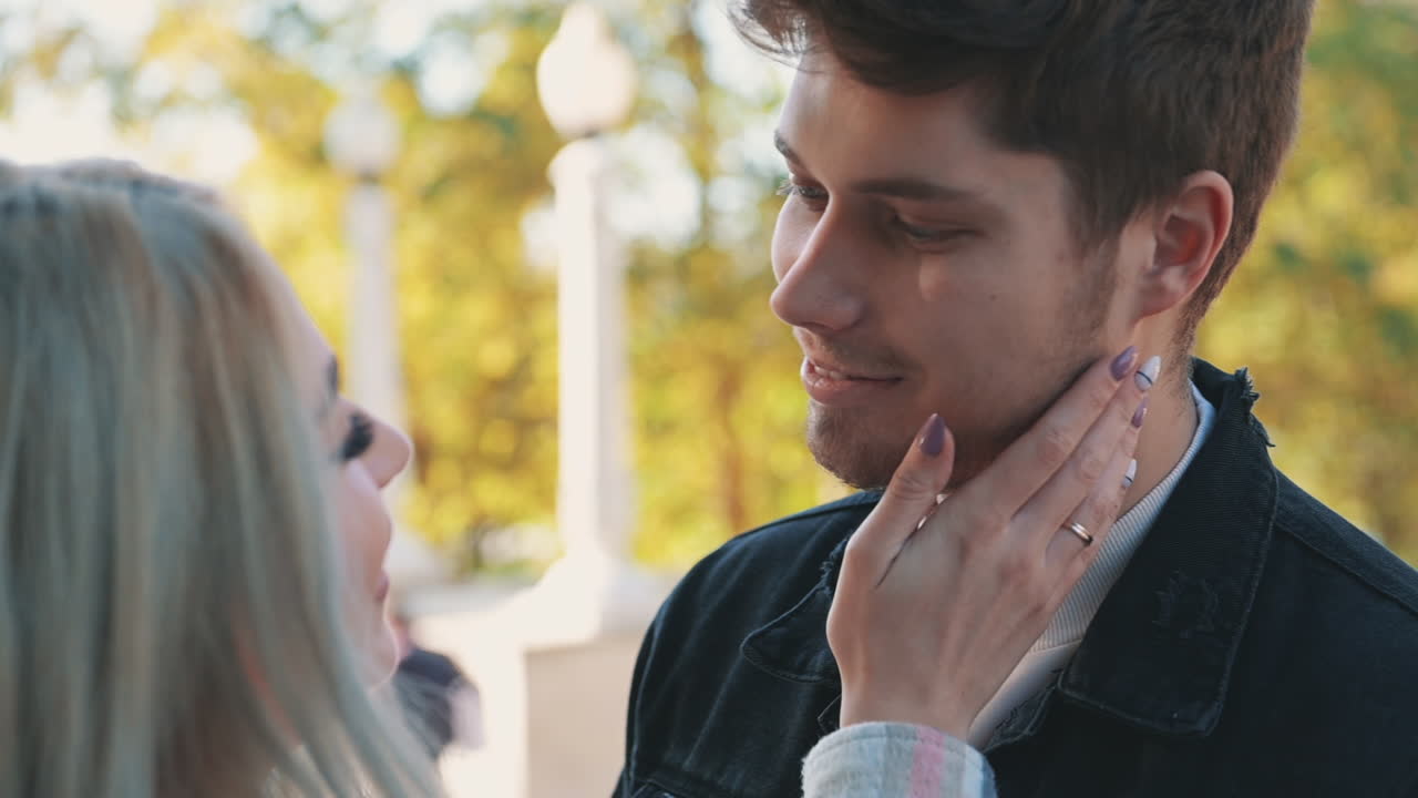 메이크업과 매니큐어에 꽤 젊은 금발의 여자를 키스하는 젊은 남자의 초상화