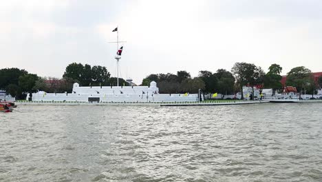 los barcos navegan por el río cerca del histórico fuerte de bangkok.
