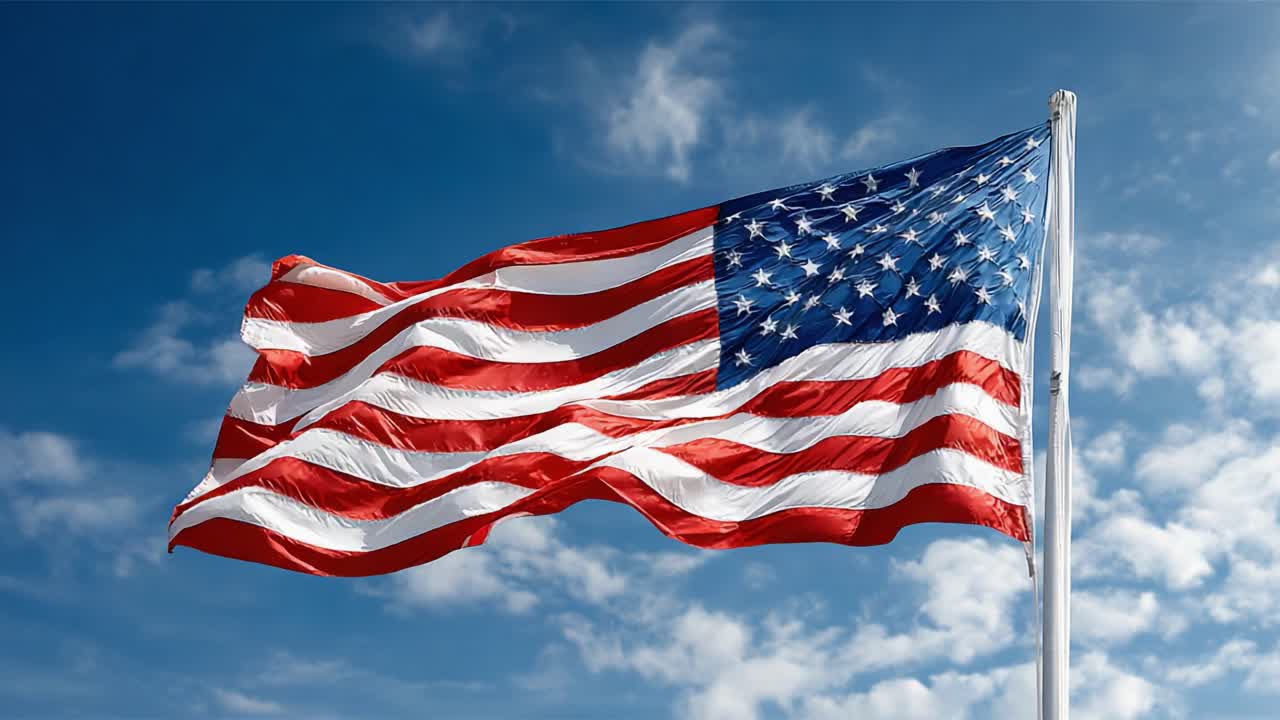 Uma exibição vibrante de patriotismo: a bandeira americana flutua orgulhosamente contra um céu azul claro, simbolizando liberdade, unidade e identidade nacional em cada ponto e cor.