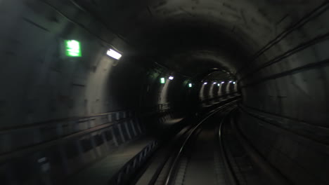 lapso de tiempo del tren del metro en la ruta