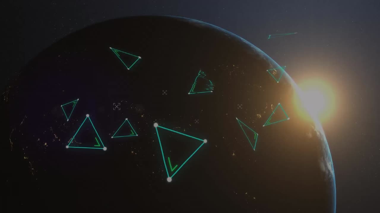 Animation af netværk af forbindelser med grønne trekanter over en globus