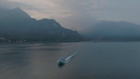 4k-Antenne---Sonnenuntergangaufnahme-Des-Tragflächenboots,-Das-In-Bellagio,-Comer-See,-Italien-Ankommt