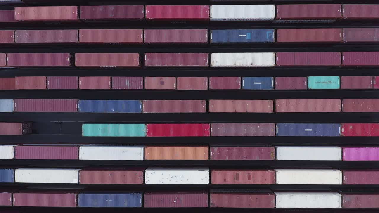 워싱턴 주 타코마의 허스키 터미널과 스티브도링에서 인터모달 컨테이너 어리에 드론이 상승하고 있습니다.