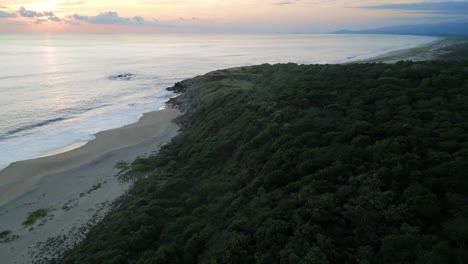 Luftaufnahme-Des-Sonnenuntergangs-An-Einem-Isolierten-Tropischen-Sanddünen-Wildstrand-In-Oaxaca,-Puerto-Escondido,-Mexiko