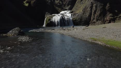 bajo vuelo aéreo hacia la cascada de stjornarfoss en islandia, atracción turística