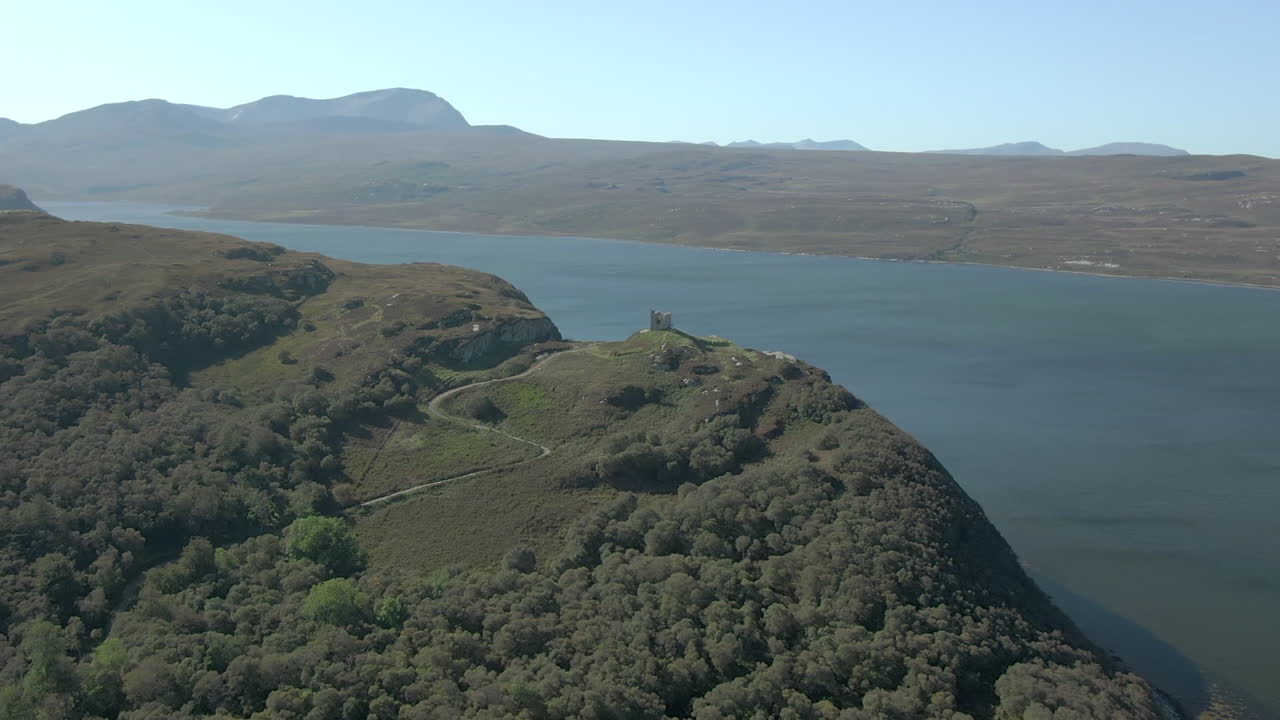 una vista aérea del castillo bharriich cerca de la lengua en las tierras altas escocesas en un día de verano