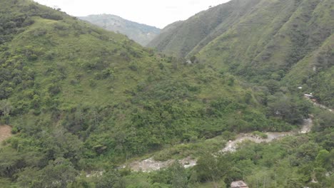 montaña colombiana con río y carretera
