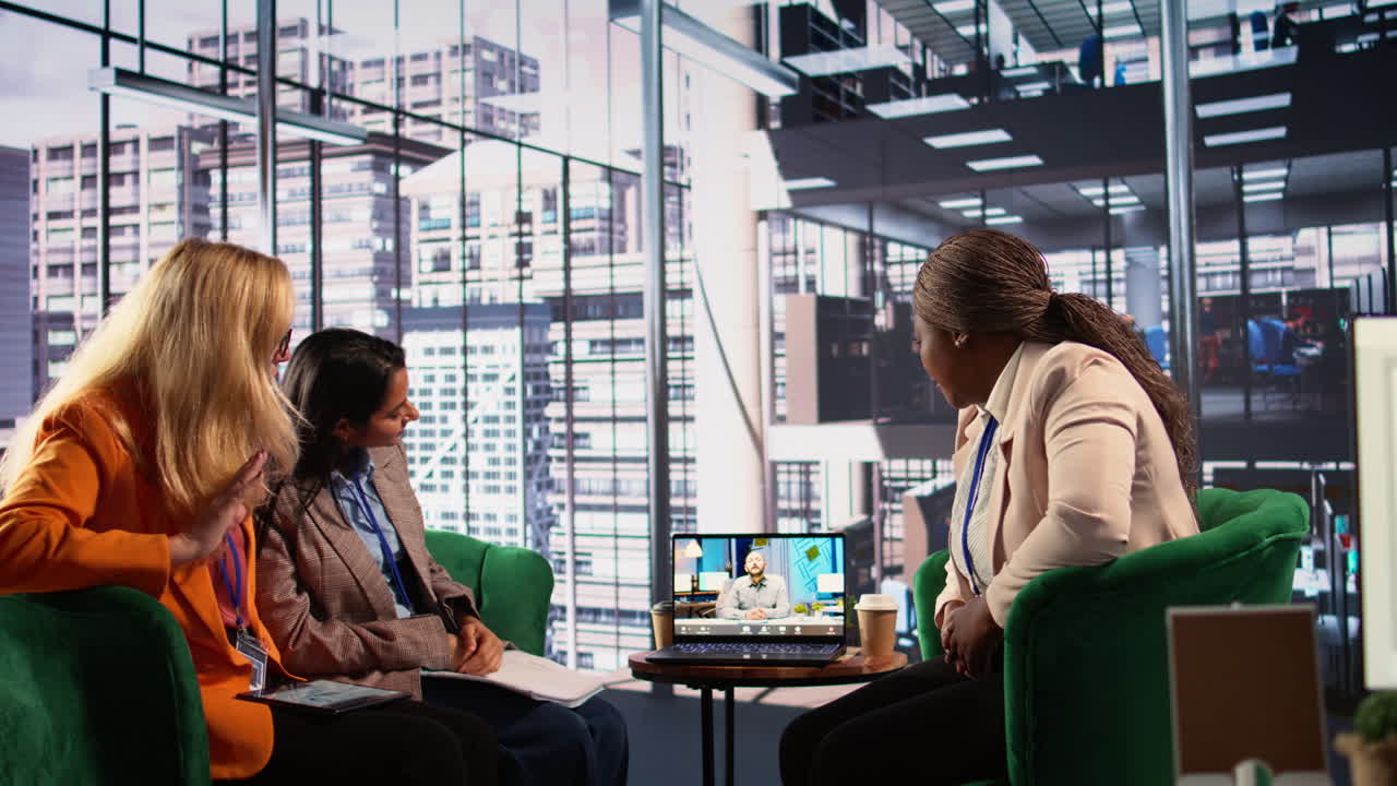 현대 사무실에서 비디오 컨퍼런스 회의