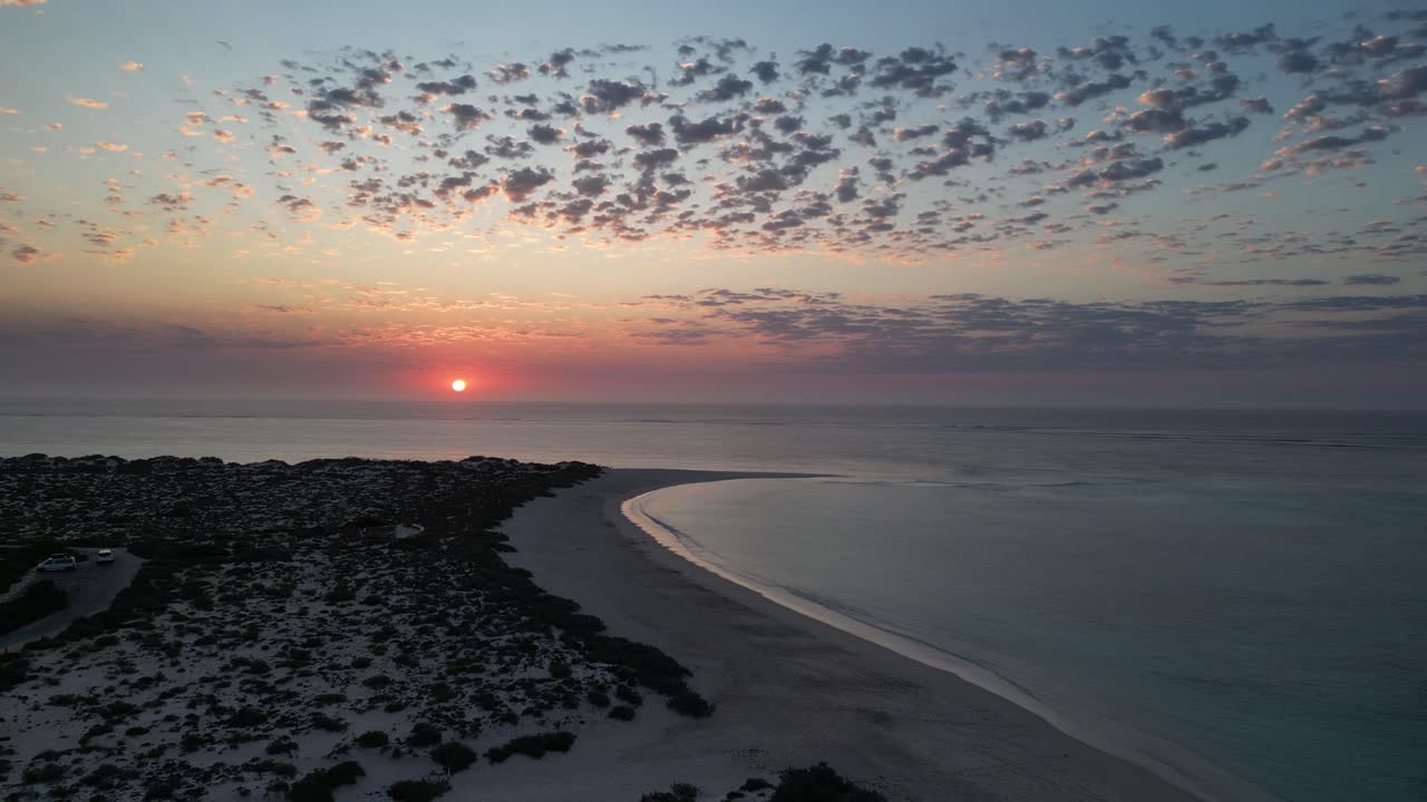 vista aérea de 4k60 de la épica puesta de sol sobre la playa australiana, bahía turquesa