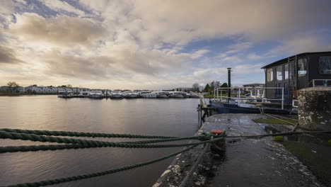 Lapso-De-Tiempo-De-Carrick-En-La-Ciudad-De-Shannon-En-El-Condado-De-Leitrim-Y-Roscommon-Con-Tráfico-Y-Nubes-En-Movimiento-Al-Atardecer-En-El-Río-Shannon-En-Irlanda