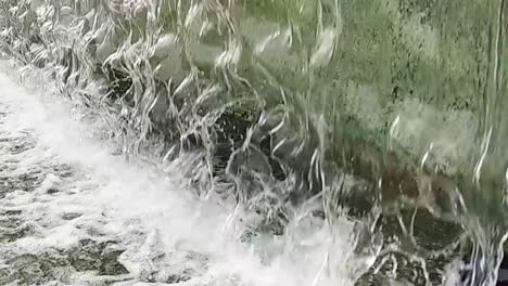 primeros planos o gotas de agua de fuente a una pequeña piscina en la ciudad