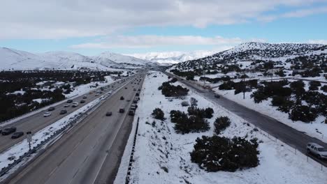 Montañas-Cubiertas-De-Nieve-En-La-Carretera