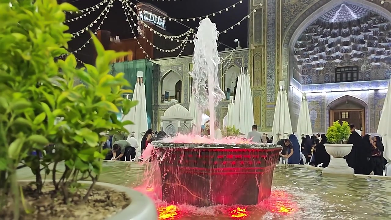 Fonte Iluminada no Pátio de uma Mesquita à Noite