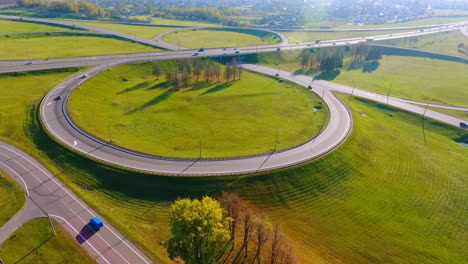 Autos-Fahren-Am-Autobahnkreuz.-Autoverkehr-An-Der-Straßenkreuzung