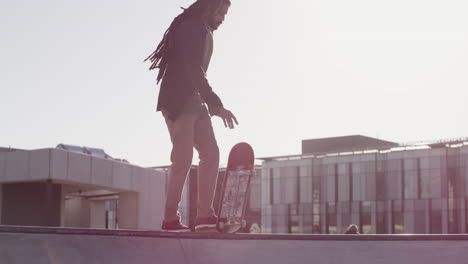 Dann-Macht-Er-Sich-Auf-Den-Weg,-Um-Ein-Paar-Skateboard-Tricks-Zu-Zeigen